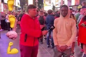 8号对决！街头采访：克罗斯vs小白各项属性对比！