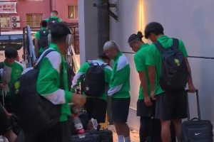 真爱❤！国安众将抵达大连备战，小球迷在酒店内等候多时