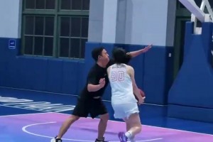 肯豆这状态，布克看了能不后悔？黑丝长腿气质优雅到犯规