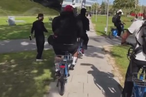“哈登欧洲旅行骑自行车游玩”