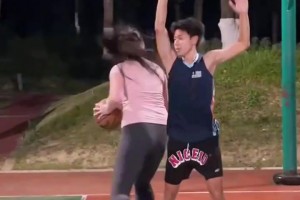 肘子姐打球对抗拉满，这大体格子吧友们有信心防下吗