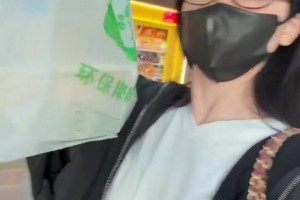 “球迷偶遇快船队主教练泰伦卢 询问他为什么没有签下勒布朗...