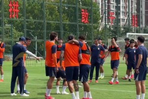 王大雷简单亮相后，返回健身房未参与合练