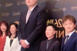 反差感绝了 巨人姚明与李小鹏方力申同台出席活动