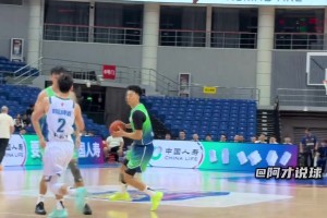 这球是违体犯规吗？裁判判罚之后 引起现场球迷的不满