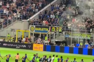 绝处逢生！梅阿查实拍：国米众将与蓝黑拥趸共同庆祝逆转