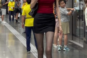 前女篮国手的地铁look！196cm身高+黑丝长腿，这气场谁顶得住？