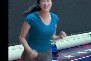 观赏性拉满 学妹布朗妮打球真是球场上一道靓丽的风景