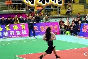 小姐姐不怕崴脚啊，穿着高跟鞋在球场抱着球跑那么快！