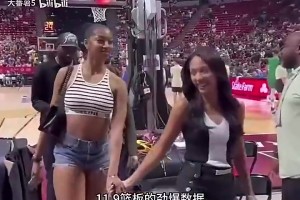 单身原因找到了！和美女一起看球，KD居然全程低头玩手机