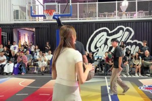 狄龙帮忙捡球！长腿小姐姐三分定点投篮 神准11中10