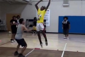 炸裂！确定不是摆拍？美国篮球场突现WWE摔跤风格