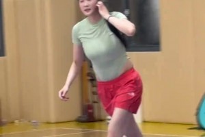 红配绿居然不土？学妹布朗妮告诉你，颜值高穿啥都是顶配