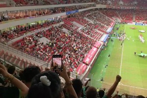 致敬远征军！实拍：国安球迷在海港主场的声势丝毫不输主队球迷