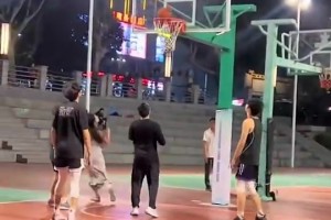 别看小姐姐穿着一身长裙打球，你还真不一定能防住她