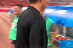 记者牛志明发布：赛前入场，唐田指导走出意气风发的步伐