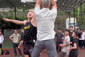 看64岁大爷这么猛 詹密可以放心了 老詹还可以打四五年