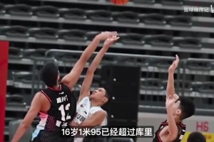杜锋儿子虎头同框库里！16岁身高1米95超库里，天赋未来可期