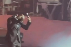 “人气爆棚老詹来到Jeezy演唱会上台互动 做出经典动作”