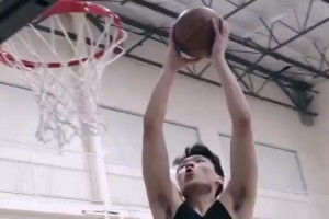各种挡拆后空接暴扣！训练师晒出杨瀚森训练片段持续打磨技术