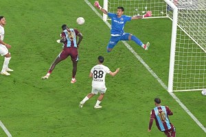 2.01米高塔神级破门！奥努阿丘梅开二度，空霸降临制霸绿茵场